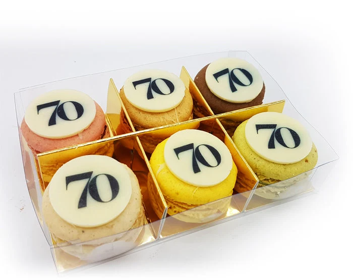 6 macarons met logo in transparant doosje (vanaf 15 doosjes)