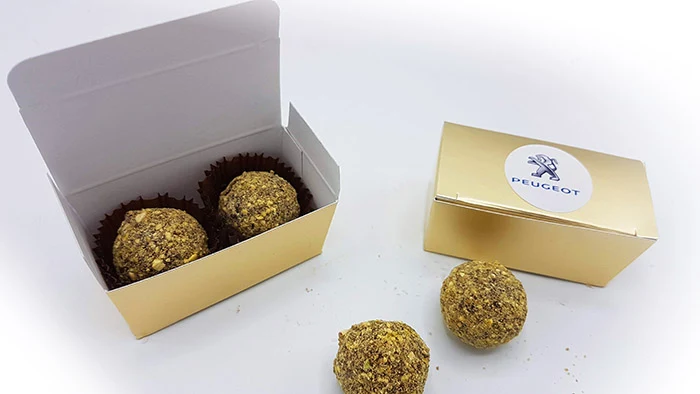 2 Chocoladetruffels in gouden doosje met eigen etiket (vanaf 25 stuks)