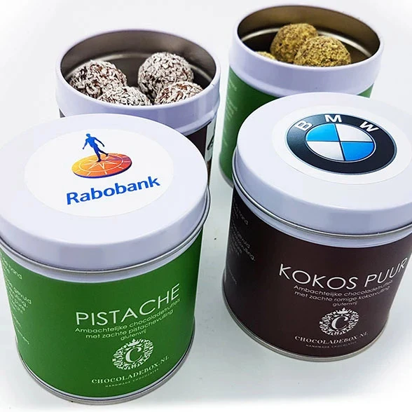 Chocoladetruffels in blik met eigen logo. Kokos / Pistache (vanaf 10 stuks)