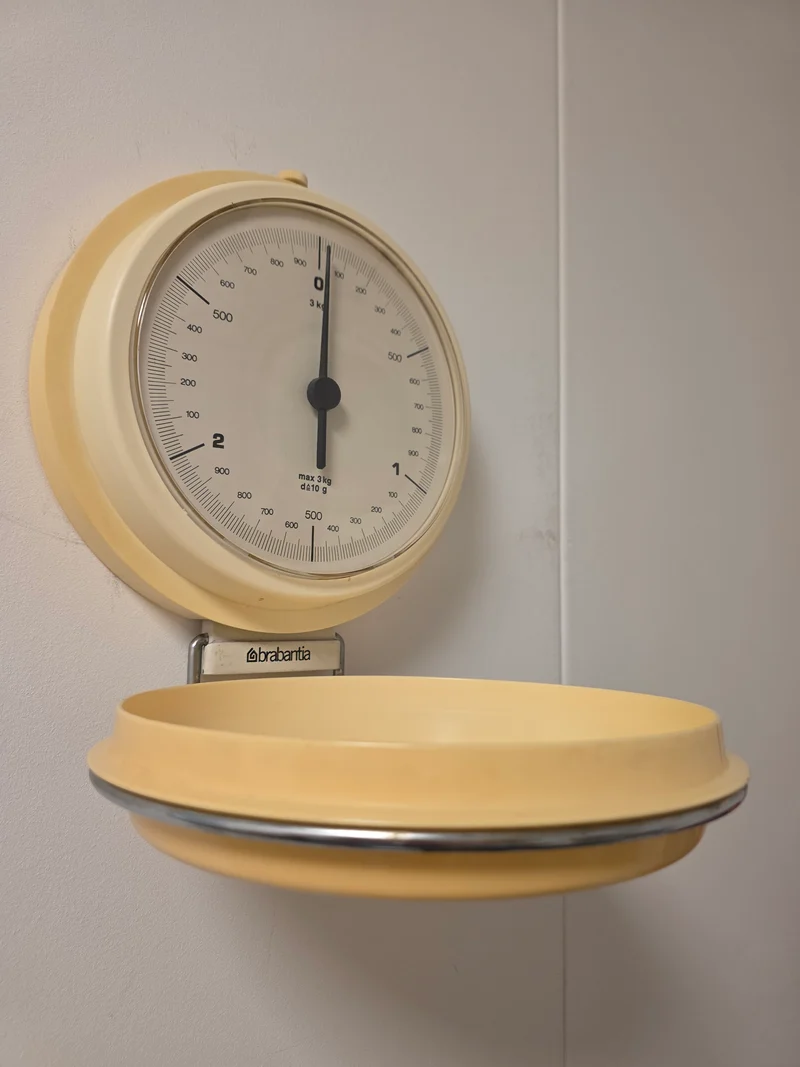 Vintage Brabantia weegschaal lichtgeel