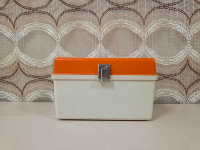 Vintage naaibox oranje wit met gareninzet