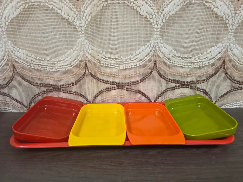 Vintage serveerschaal met 4 snackschaaltjes kunststof