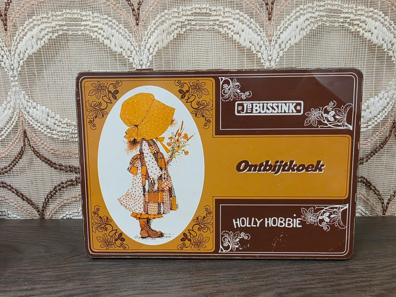 Vintage Holly Hobbie ontbijtkoekblik – J.B. Bussink