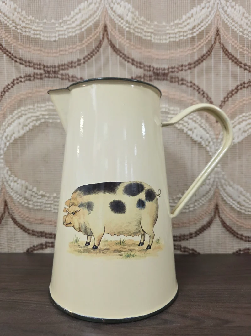 Vintage emaille schenkkan met varken