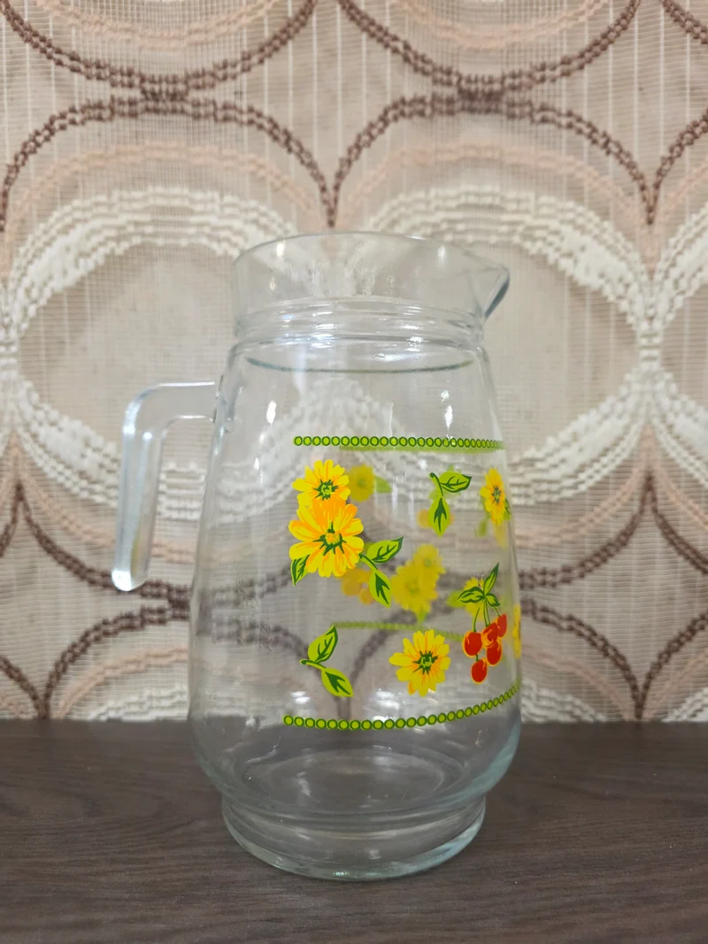 Vintage glazen karaf met gele bloemen