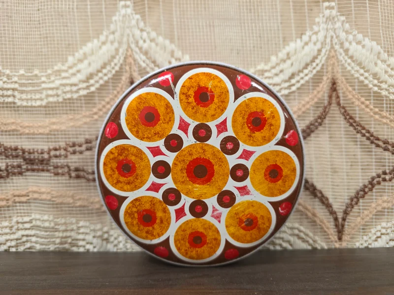 Vintage rond blik met cirkelpatroon