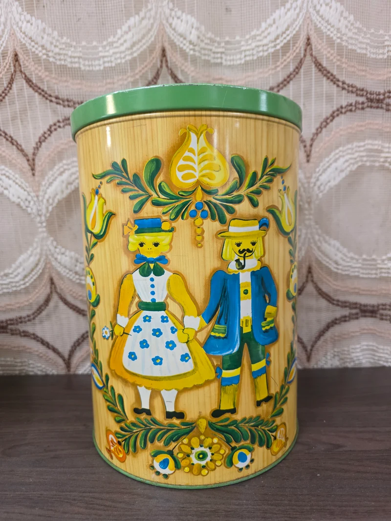Vintage voorraadblik met folklorisch stel