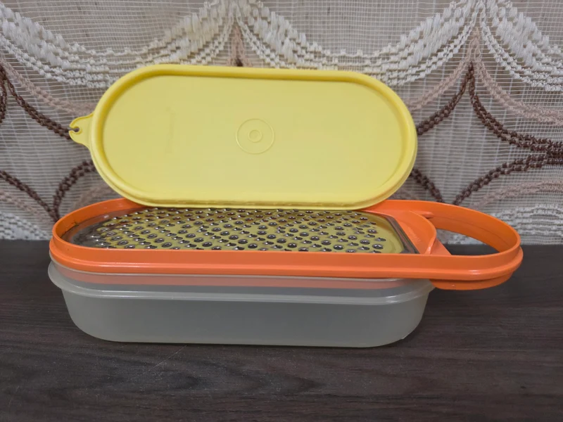 Tupperware rasppaardje met metalen rasp geel deksel