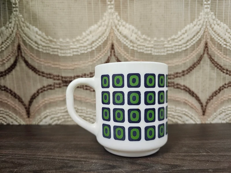 Vintage Arcopal mok blauw groen – geometrisch patroon