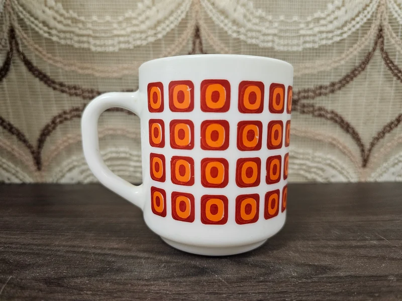 Vintage Arcopal mok oranje – geometrisch patroon