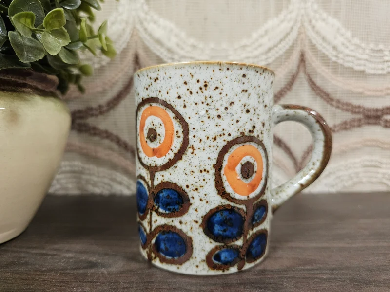 Vintage mok gespikkeld blauw oranje bloemen 9,5 cm
