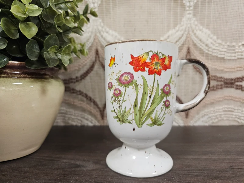 Wildflower vintage beker met voet rode bloemen