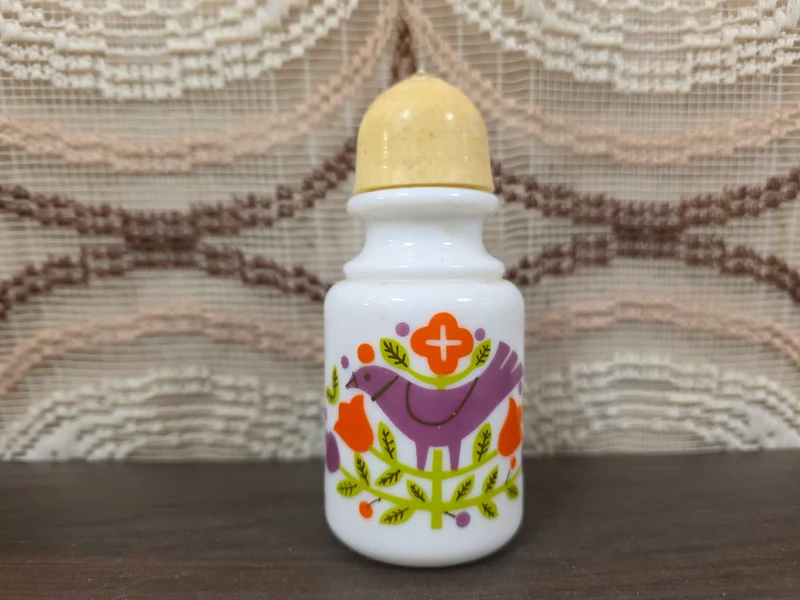 Wit zoutvaatje paarse vogel met oranje bloemen