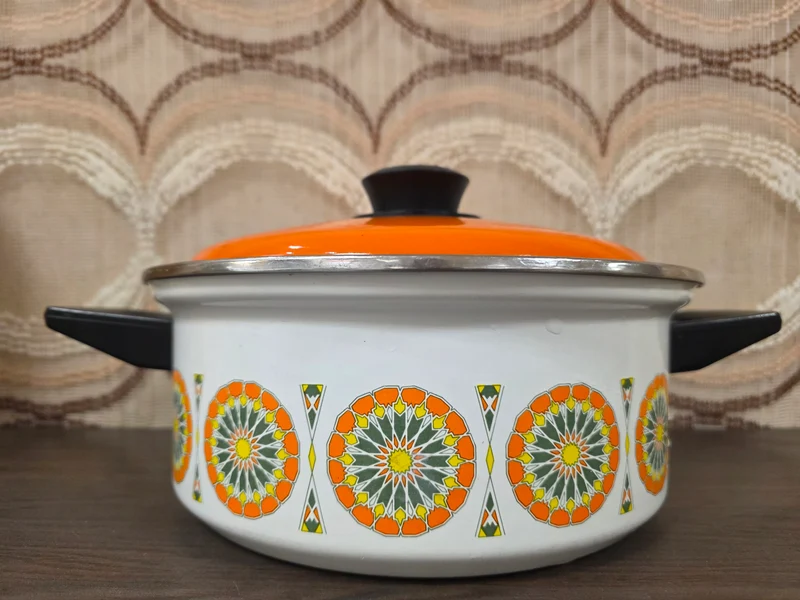 Vintage emaille pan met oranje decor