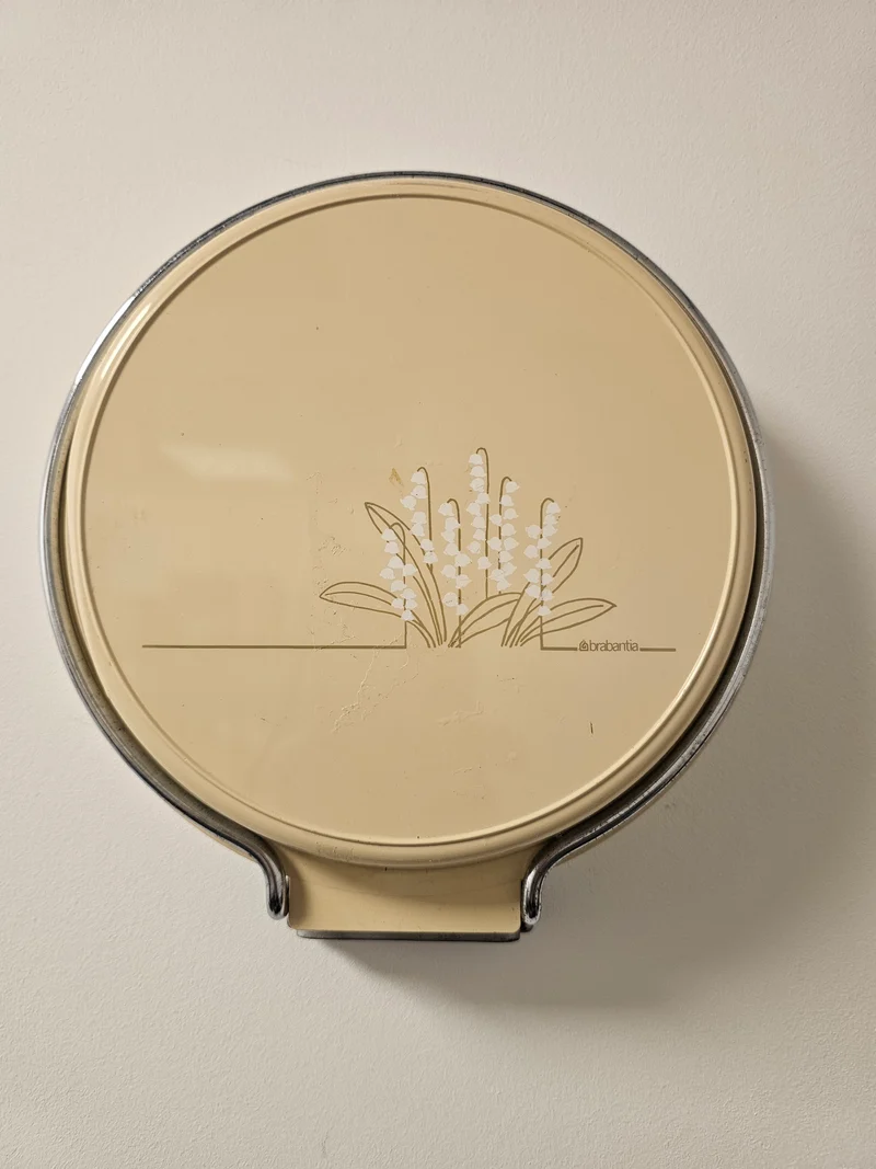 Vintage Brabantia wandweegschaal lichtgeel met weegkom