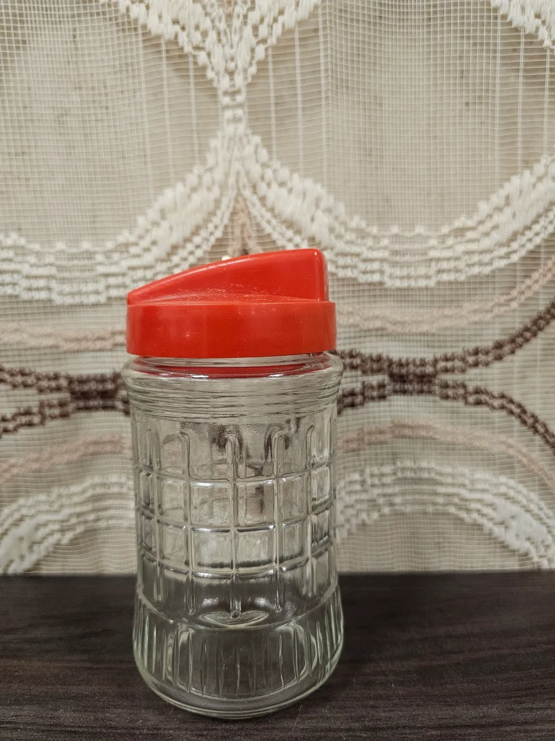 Glazen strooier met rood deksel schuifdop voor hagelslag of suiker