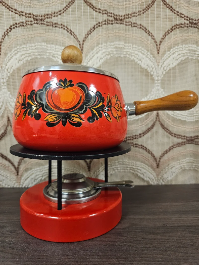 Vintage fonduepan rood met bloemen en metalen houder