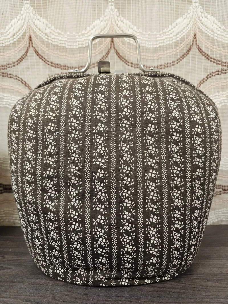 Vintage theebeurs met knip – bruine stof met bloemenpatroon