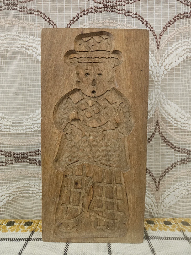 Vintage houten speculaasplank figuur in klederdracht 14,5 x 30 cm