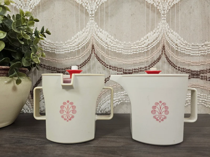 Tupperware melk- en suikerstel crèmekleur met rood motief