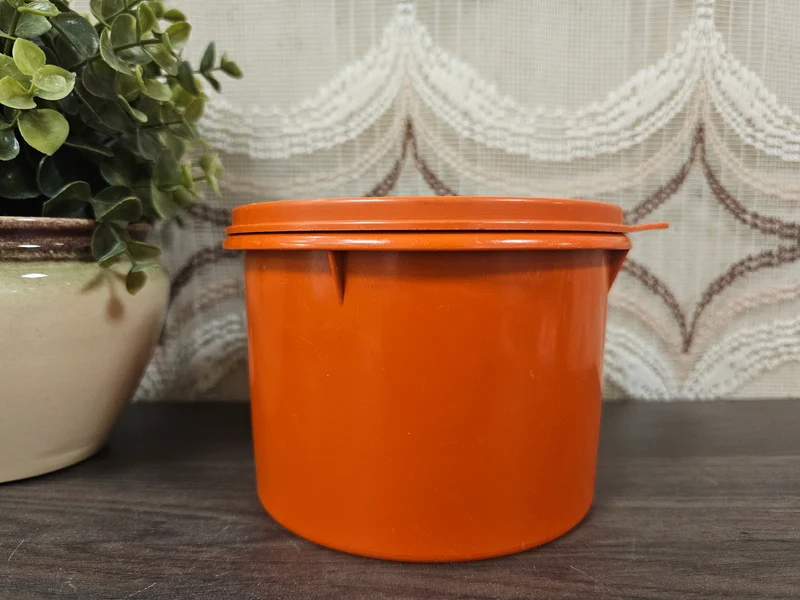 Tupperware bakje met deksel roestbruin 10,5 x 13,5 cm