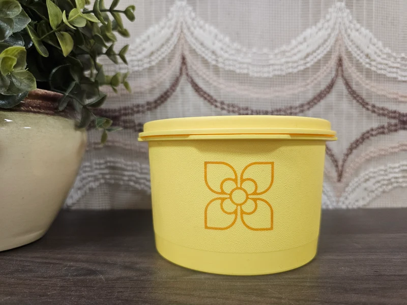Tupperware trommel sterdeksel geel met bloem 8 x 12 cm