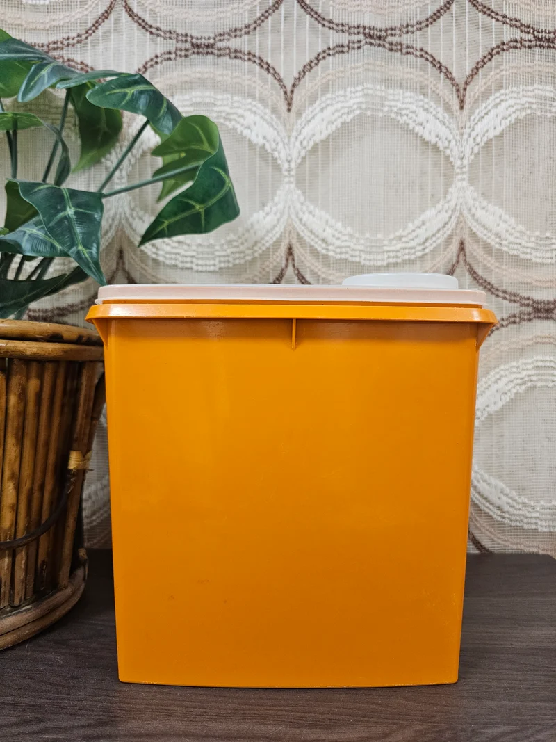 Tupperware oranje voorraadbus