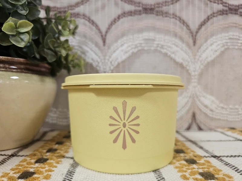 Tupperware trommel geel sterdeksel 8 x 12 cm