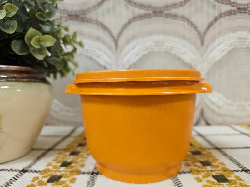Tupperware bakje licht oranje met sterdeksel – Ø 11,5 cm x 9,5 cm