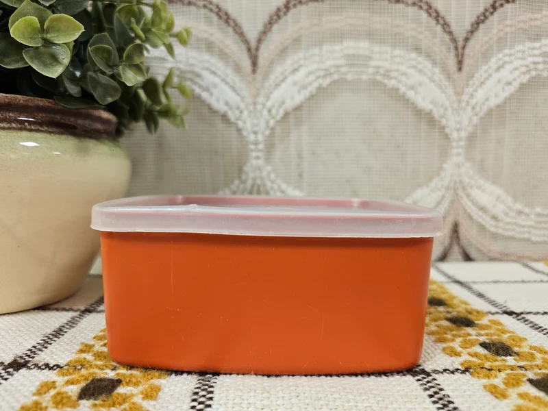 Tupperware bakje vierkant roestbruin