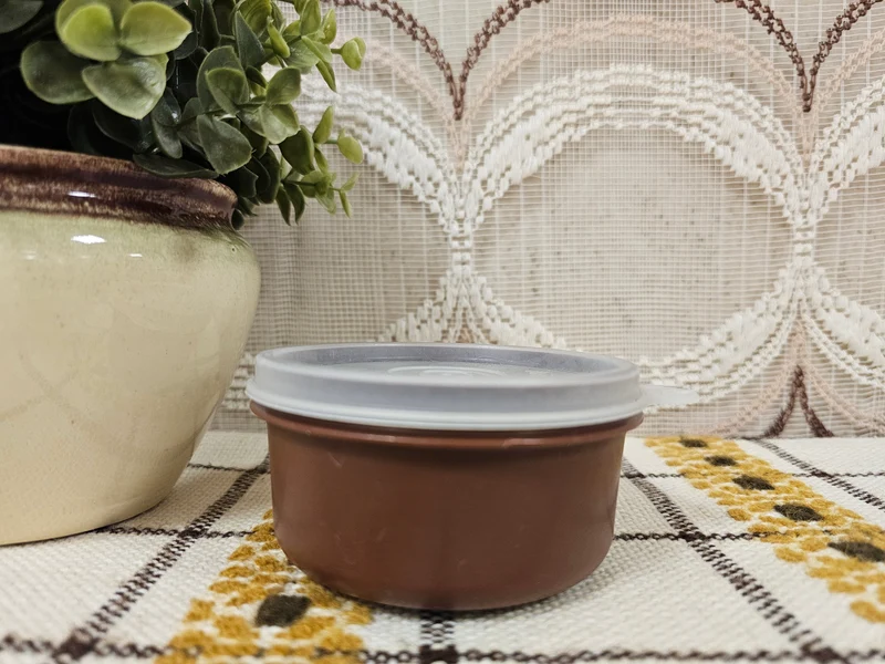 Tupperware bakje rond bruin 9,5 cm