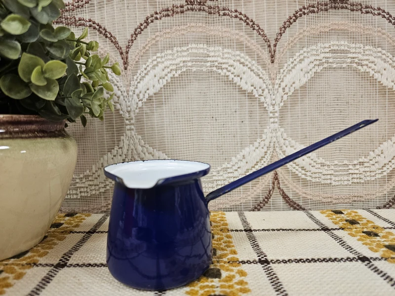 Blauw emaille melkkannetje met steel