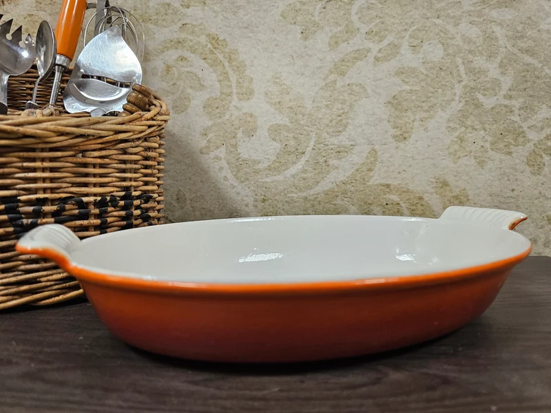Dru gietijzeren oranje ovenschaal