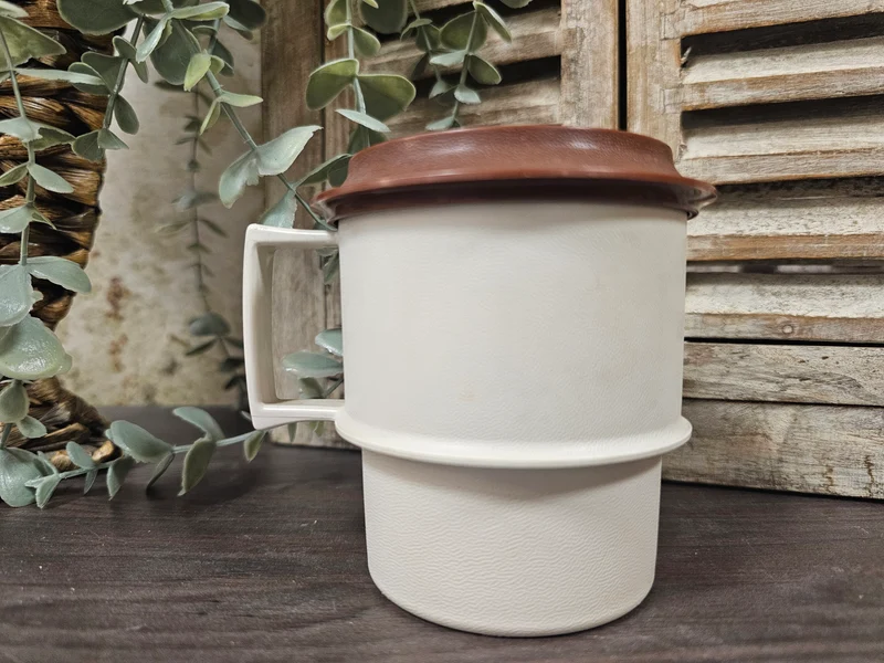 Tupperware koffie beker met deksel bruin