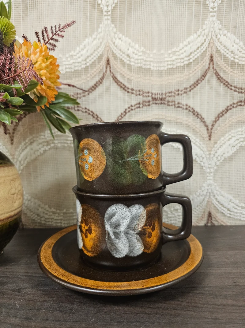 Vintage bruine soepkommen met bloemen