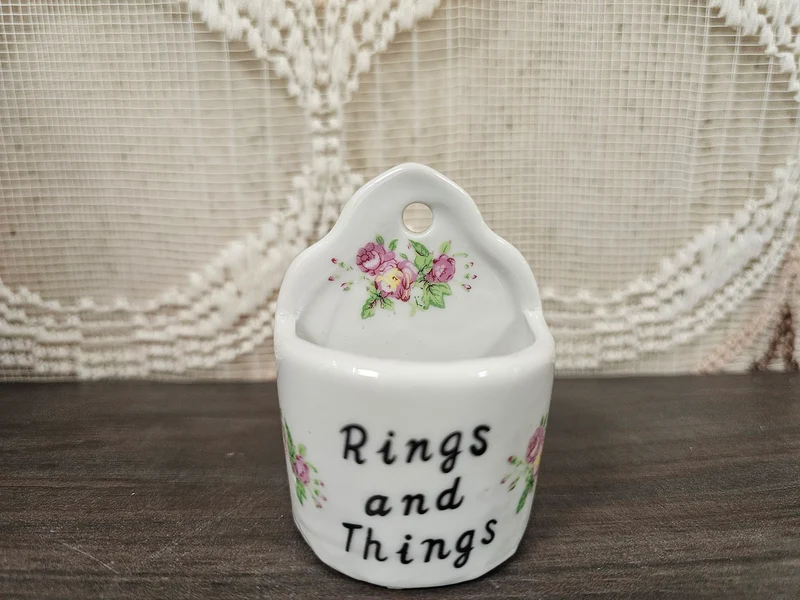 Vintage porseleinen wandhanger Rings and Things met roosjes