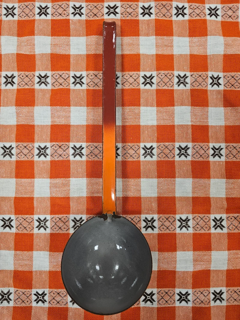 Vintage emaille soeplepel oranje-rood met grijs 35 cm