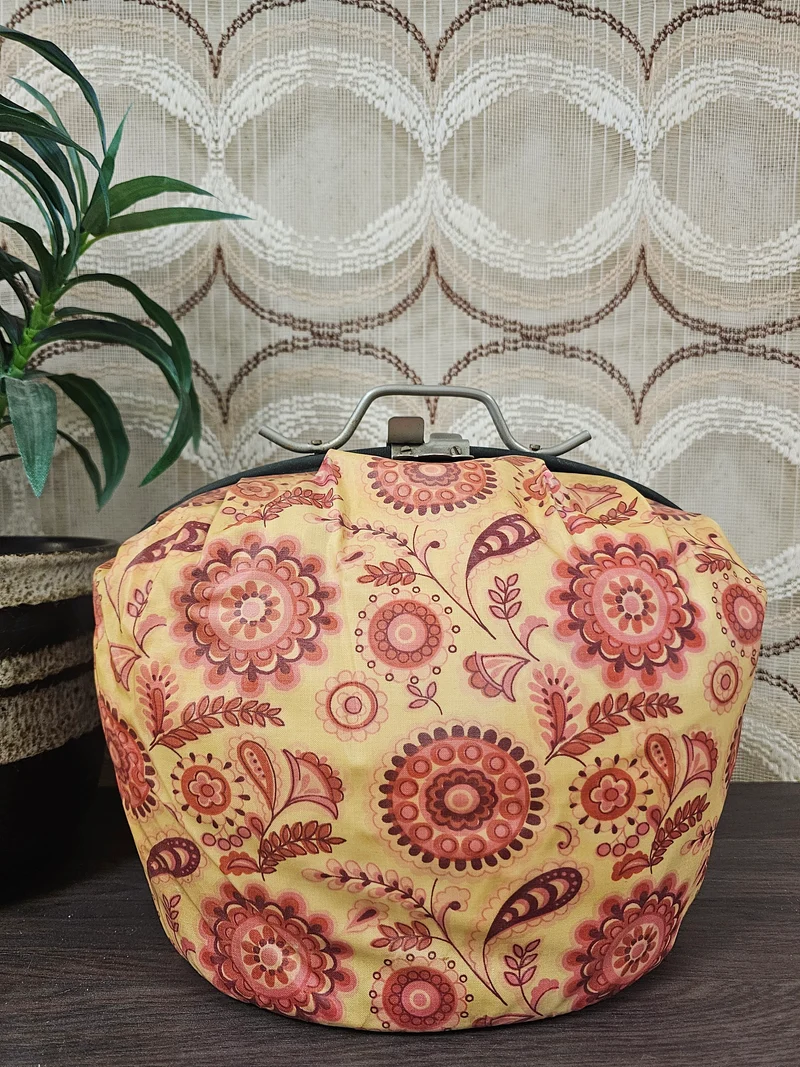 Vintage theebeurs met knip okergeel met rood patroon