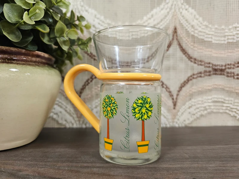Vintage theebeker Citrus Limon met geel oor