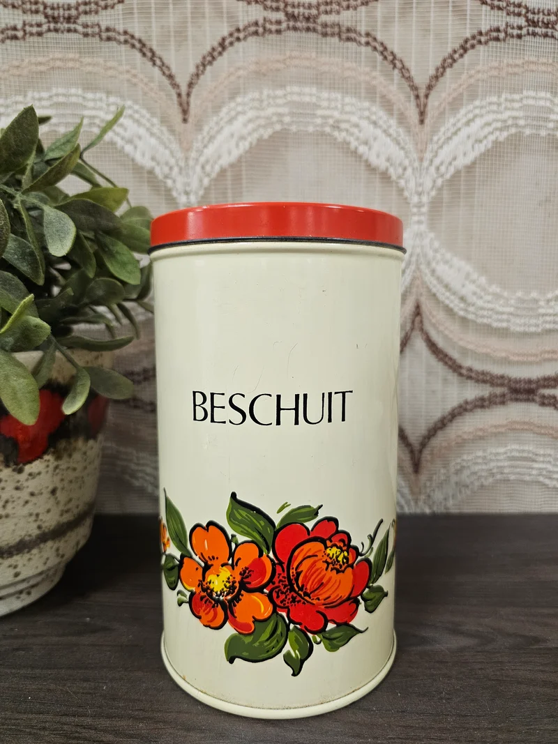 Vintage beschuitblik met bloemenprint en rode deksel jaren ’70