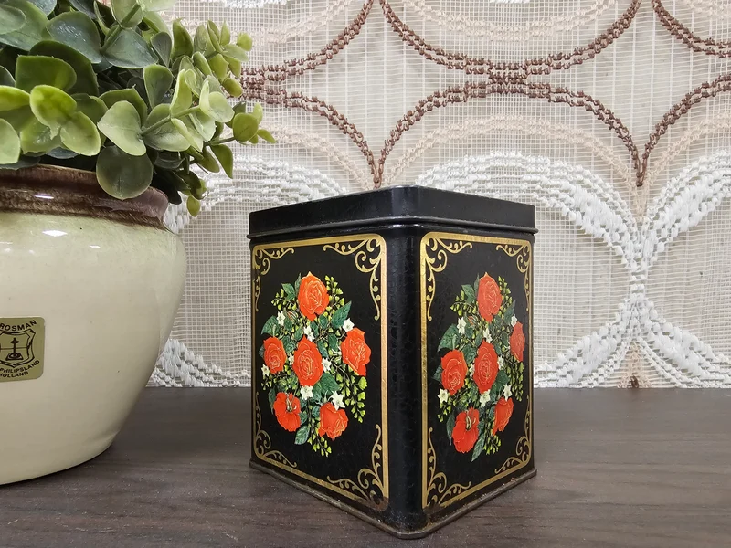 Zwart vintage blik met rode rozen