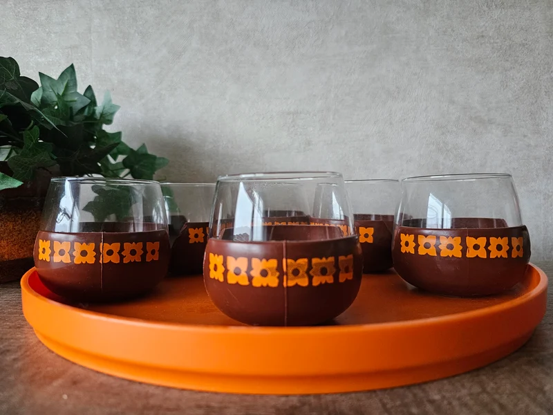 Theeglazen bruin met oranje en dienblad