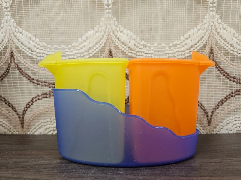 Tupperware roomstel geel oranje met blauwe houder