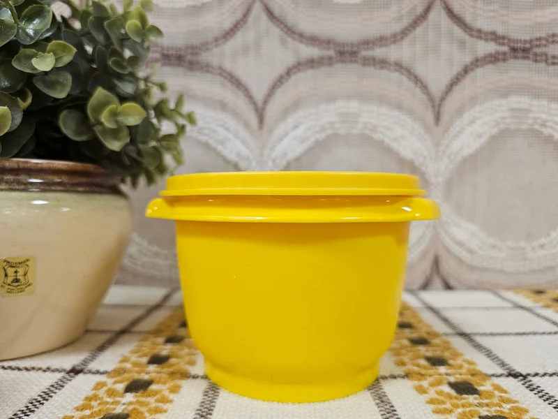 Tupperware bakje geel met sterdeksel – Ø 11,5 cm x 9,5 cm