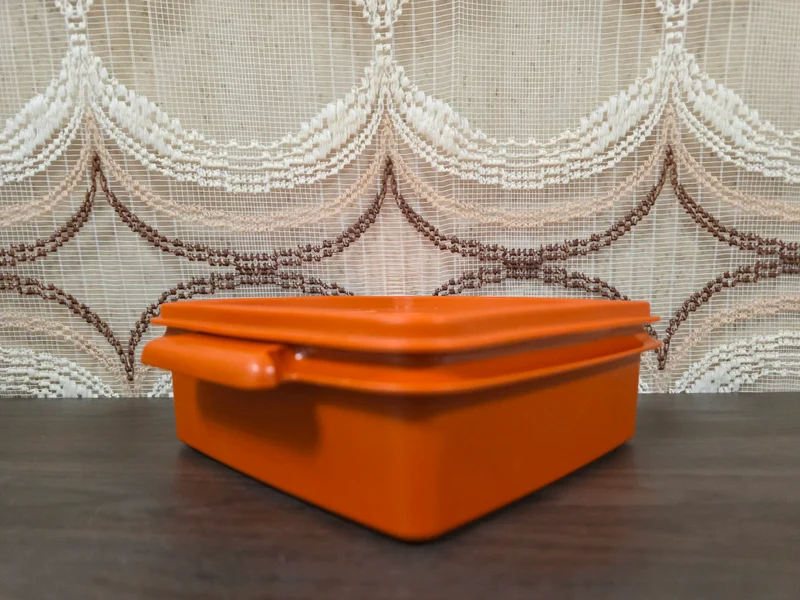 Tupperware oranje vierkante trommel
