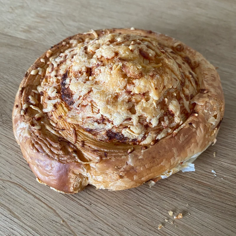 Kaas broodje met grove mosterd en pecannoten