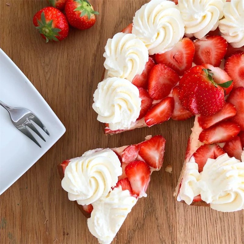 Aardbeienvlaai met slagroom 6-8pers.