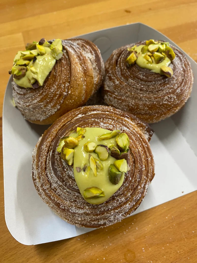 Cruffin gevuld met pistacheroom